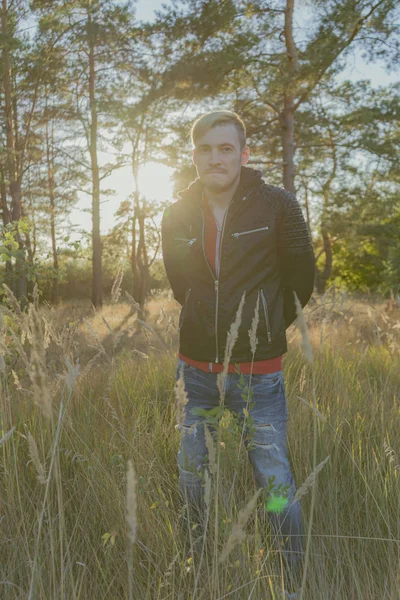 Seorang Pria Muda Dengan Jenggot Dengan Jaket Kulit Berjalan Taman — Stok Foto
