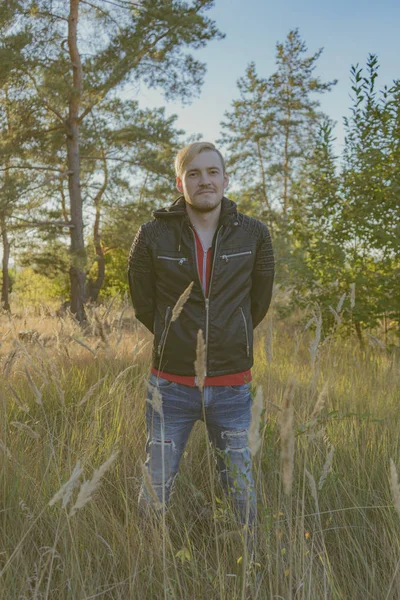 Joven Con Barba Con Una Chaqueta Cuero Camina Por Parque — Foto de Stock