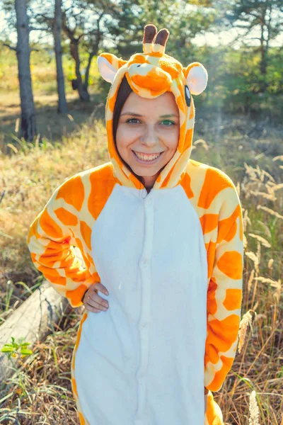 Mladá Dívka Kostýmu Žirafa Chůzi City Parku Emocionální Portrét Studenta — Stock fotografie