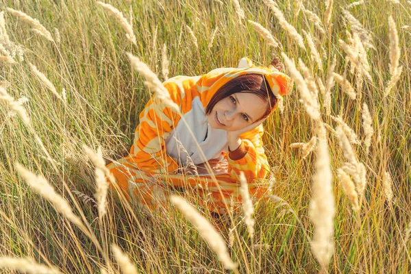 Молодая Девушка Костюме Жирафа Гуляет Городскому Парку Эмоциональный Портрет Студента — стоковое фото