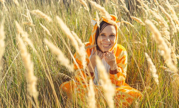 Młoda Dziewczyna Stroju Żyrafa Chodzenie City Park Emocjonalne Portret Studenta — Zdjęcie stockowe