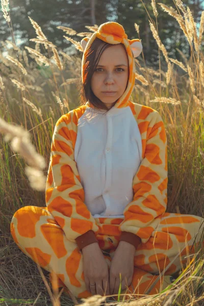 Een Jong Meisje Een Kostuum Van Giraffe Wandelen Stad Park — Stockfoto