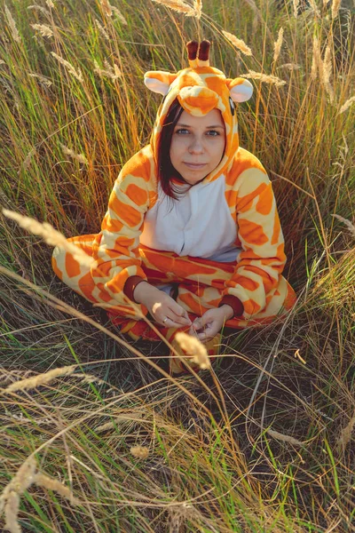 Een Jong Meisje Een Kostuum Van Giraffe Wandelen Stad Park — Stockfoto