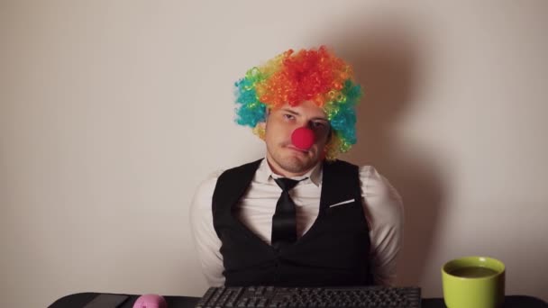 Kontorist Form Clown Som Arbetar Kontoret Datorn Begreppet Clown Jobbet — Stockvideo