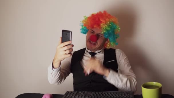 Employé Bureau Sous Forme Clown Travaillant Dans Bureau Ordinateur Concept — Video