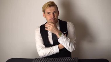 Genç office işadamı masaüstü bilgisayarda çalışarak. Modern ofis içinde bilgisayar klavyeden yazarak gülümseyen iş adamı. Mutlu adam yeni ofisinde bir e-posta yazma.