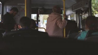 Otobüs içinde gelen yolcu otobüsünde, eski halk otobüsü, insanlarda görüntülemek