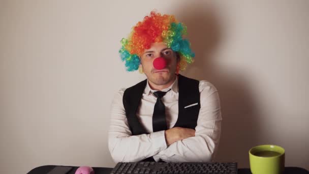Офісний Працівник Вигляді Клоуна Який Працює Офісі Комп Ютером Концепція — стокове відео
