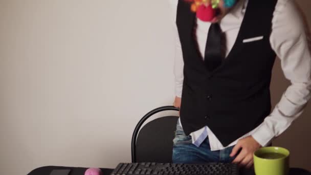 Junger Bürokaufmann Der Desktop Computer Arbeitet Lächelnder Geschäftsmann Tippt Auf — Stockvideo