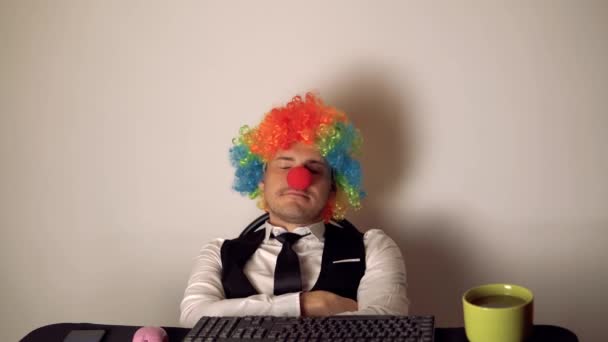 Kantoorbediende Vorm Van Een Clown Werkt Kantoor Computer Het Concept — Stockvideo