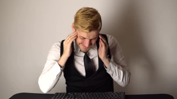 年轻的办公室商人在桌面计算机上工作 在现代的办公室电脑的键盘上打字的商务男人微笑着 快乐的人在他的新办公室写一封电子邮件 — 图库视频影像