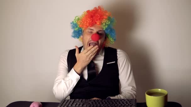 Employé Bureau Sous Forme Clown Travaillant Dans Bureau Ordinateur Concept — Video