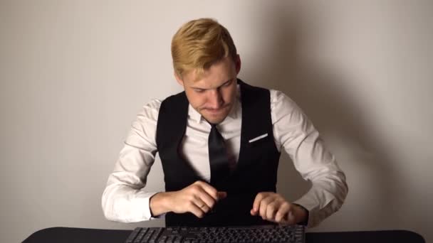 Joven Hombre Negocios Oficina Trabajando Computadora Escritorio Sonriente Hombre Negocios — Vídeo de stock