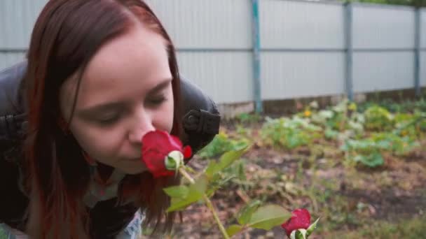Retrato Uma Bela Mulher Cheira Rosa Parque Cara Perto Rosa — Vídeo de Stock