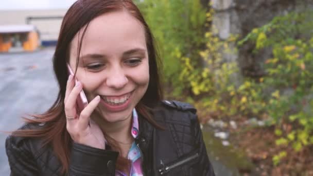 Улыбающаяся Девушка Разговаривает Телефону Веселая Молодая Женщина Говорит Мобильному Телефону — стоковое видео