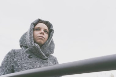 Düşünceli mesafe içine bakan kız kasvetli hava, sonbaharda dışında poz bir ceket. Sonbahar depre kavramı