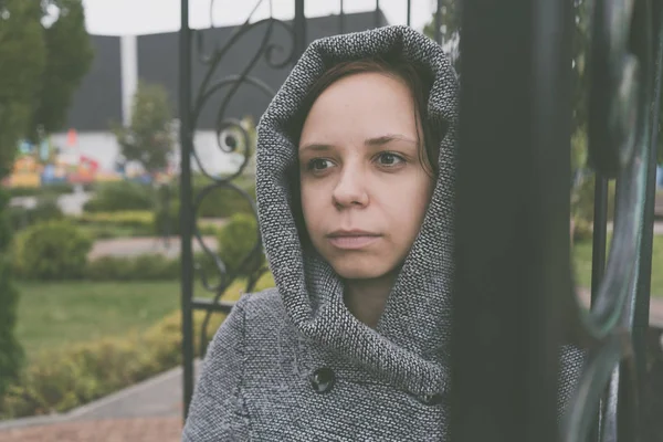 Fille Dans Manteau Posant Extérieur Automne Par Temps Sombre Regardant — Photo