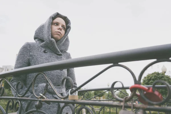 Chica Abrigo Posando Fuera Otoño Con Clima Sombrío Mirando Pensativamente — Foto de Stock