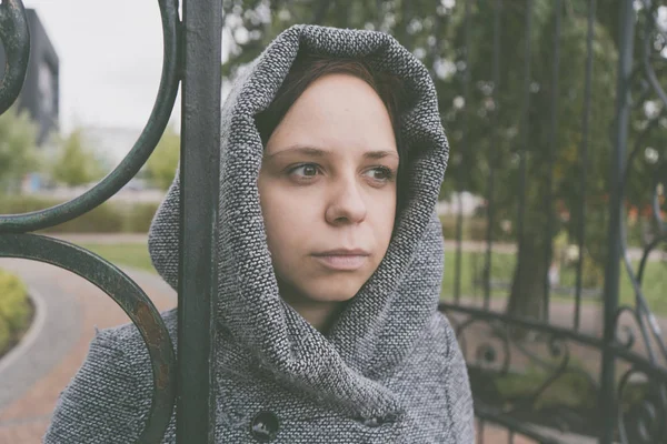 Düşünceli Mesafe Içine Bakan Kız Kasvetli Hava Sonbaharda Dışında Poz — Stok fotoğraf
