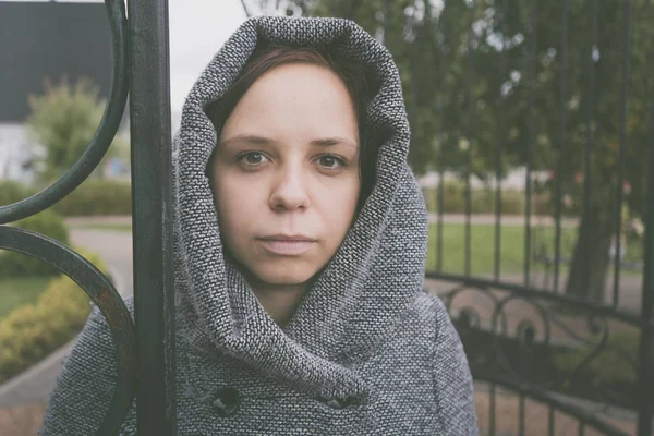 距離に思慮深くピアリング憂鬱な天気で秋に外ポーズ コートの女の子 秋の減価の概念 — ストック写真