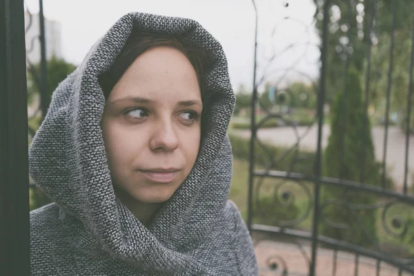 Chica Abrigo Posando Fuera Otoño Con Clima Sombrío Mirando Pensativamente — Foto de Stock