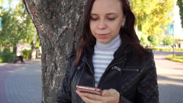 Chica Pensativa Con Teléfono Inteligente Las Manos Parque Ciudad Mujer — Vídeos de Stock