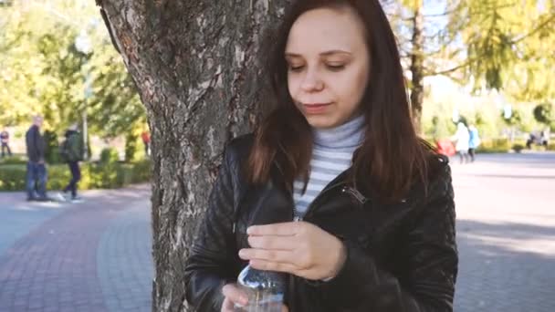 Chica Morena Bebe Agua Botella Verde Parque Verano Estilo Vida — Vídeo de stock