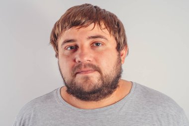 Noel, tatil ve insanlar kavramı - geyik boynuzları ile bir insan kafası. Adam başını çizikler.