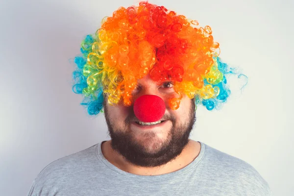 Homem Anos Idade Com Perucas Palhaço Narizes Vermelhos Sobre Fundo — Fotografia de Stock