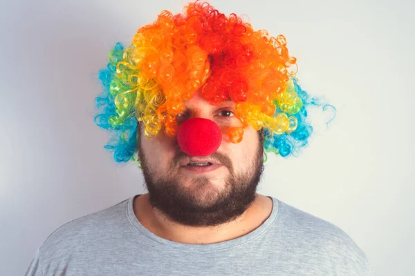 Czterdzieści Rok Stary Człowiek Clown Peruki Czerwone Nosy Białym Tle — Zdjęcie stockowe