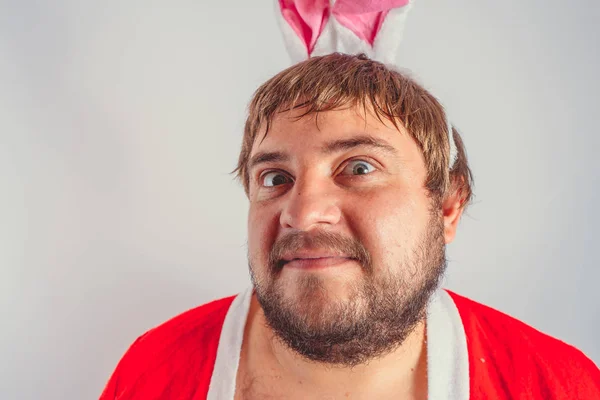 Grasso Emotivo Con Barba Con Cappotto Rosso Con Orecchie Bunny — Foto Stock