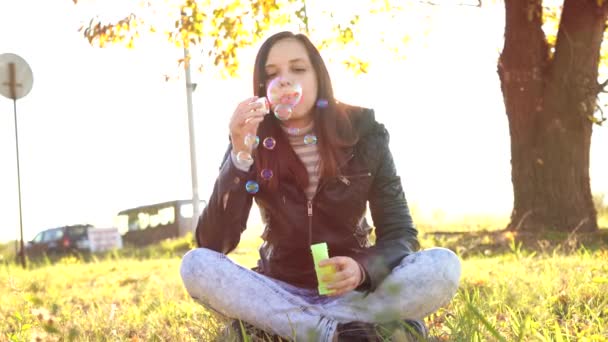 吹肥皂泡的年轻美丽的女人 女孩和肥皂气泡在公园 — 图库视频影像
