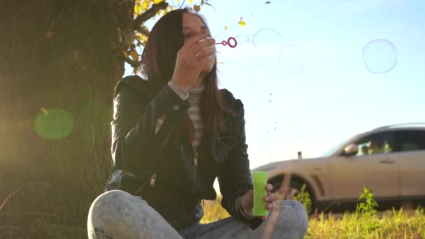 Молодая Красивая Женщина Пускает Мыльные Пузыри Девочка Мыльные Пузыри Парке — стоковое видео