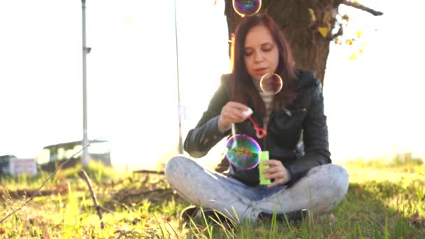 Молодая Красивая Женщина Пускает Мыльные Пузыри Девочка Мыльные Пузыри Парке — стоковое видео