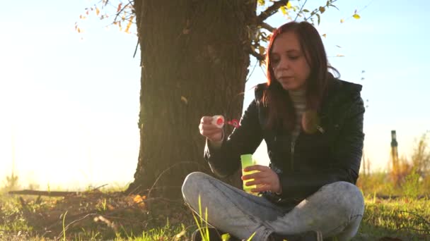 Mooie Jongedame Zeepbellen Blazen Meisje Zeepbellen Park — Stockvideo