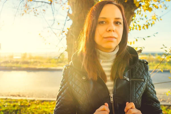 Genç Kadın Sonbahar Park Arka Plan Günbatımı Işıkta Ağaçlarda Sıra — Stok fotoğraf