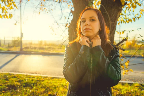 Jeune Jolie Femme Parc Automne Coucher Soleil Avec Rangée Arbres — Photo