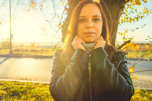 Mulher Bonita Nova Parque Outono Por Sol Com Fileira Das — Fotografia de Stock