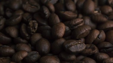 kahve çekirdekleri makro. Brown kahve çekirdekleri kavrulmuş. Kahve çekirdekleri closeup çekim. Birçok kahve çekirdekleri.