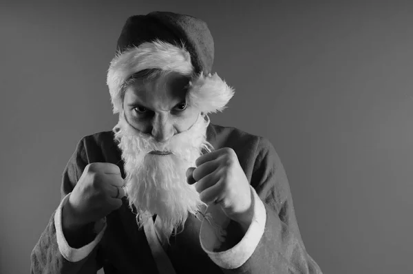Emotionele Man Verkleed Als Santa Claus Pronkt Met Zijn Kracht — Stockfoto
