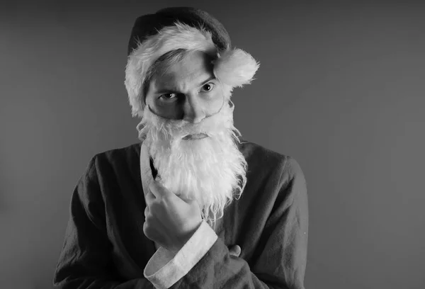 打扮成圣诞老人的情绪化的男人展示了他的力量 — 图库照片