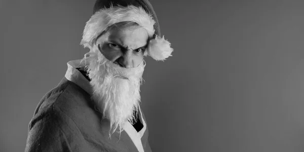 Homem Emocional Vestido Papai Noel Mostra Sua Força — Fotografia de Stock