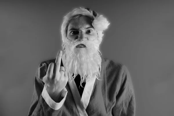 Emotionaler Mann Als Weihnachtsmann Verkleidet Zeigt Seine Stärke — Stockfoto