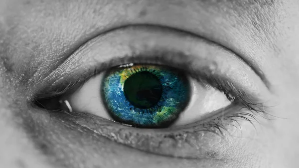 Закрыть Изображение Человеческого Глаза Землёй Внутри Macro Eye Earth Iris — стоковое фото