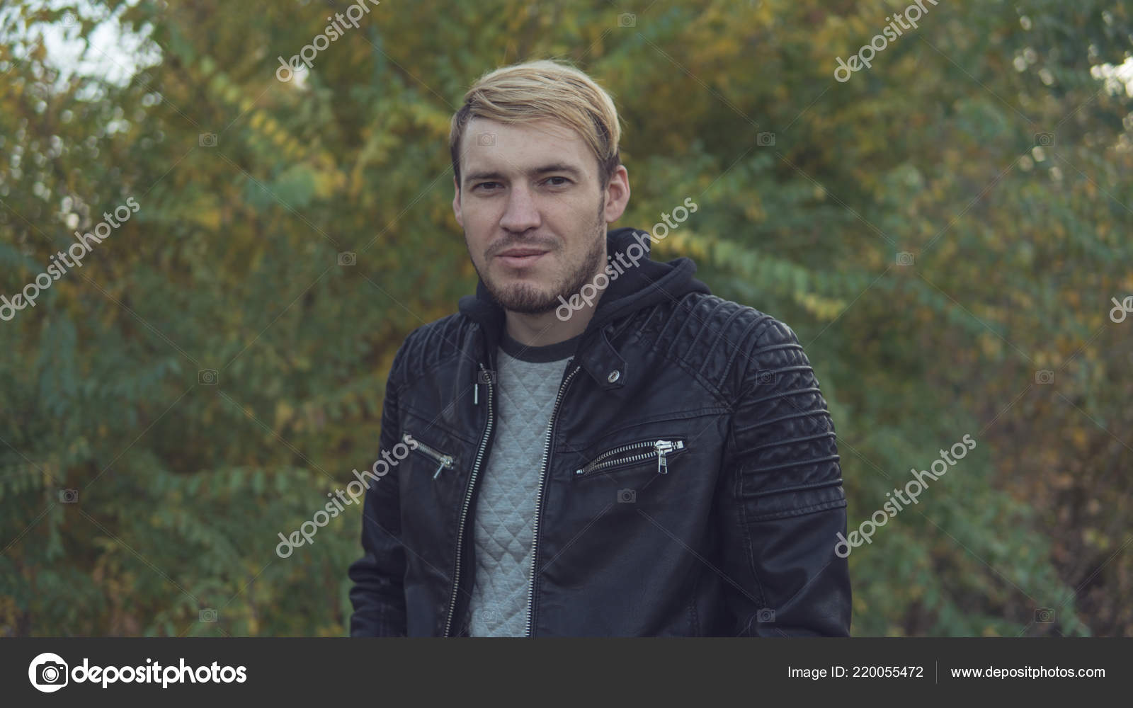 Молодые, блондинка позирует для парня