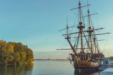 Çarlık döneminden kalma ahşap eski bir gemi Havana 'da demirlemiş.