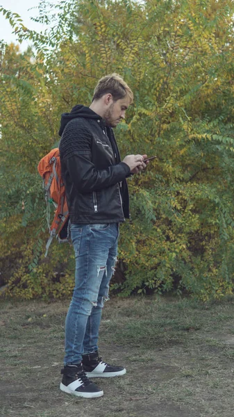 Tipo Chaqueta Cuero Calle Escribiendo Mensaje Teléfono Inteligente Hombre Con — Foto de Stock