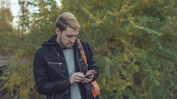 Guy Leather Jacket Street Typing Message Smartphone Man Phone — Stock Photo, Image