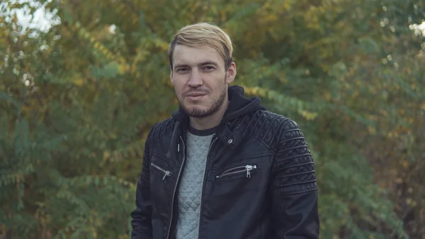 Handsome Guy Posing Autumn Nature Blond Leather Jacket Street — Stock Photo, Image