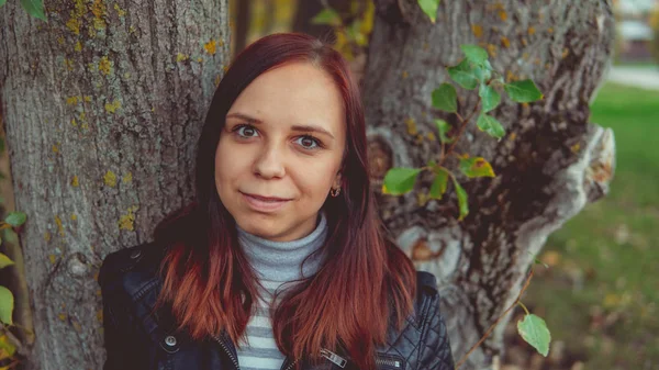 Belle Jeune Fille Posant Près Arbre — Photo